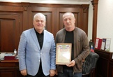Глава города наградил депутата Ф. Муслимова